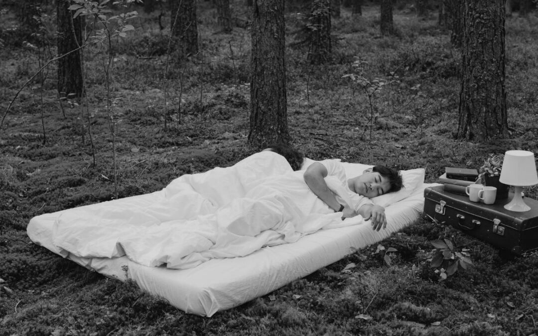 Hombre durmiendo enmedio del bosque representando liberacion de la congestion nasal de las tiras Sleep&breath